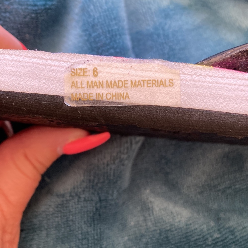 NWOT… Roxy flip-flops. - Picture 5 of 5